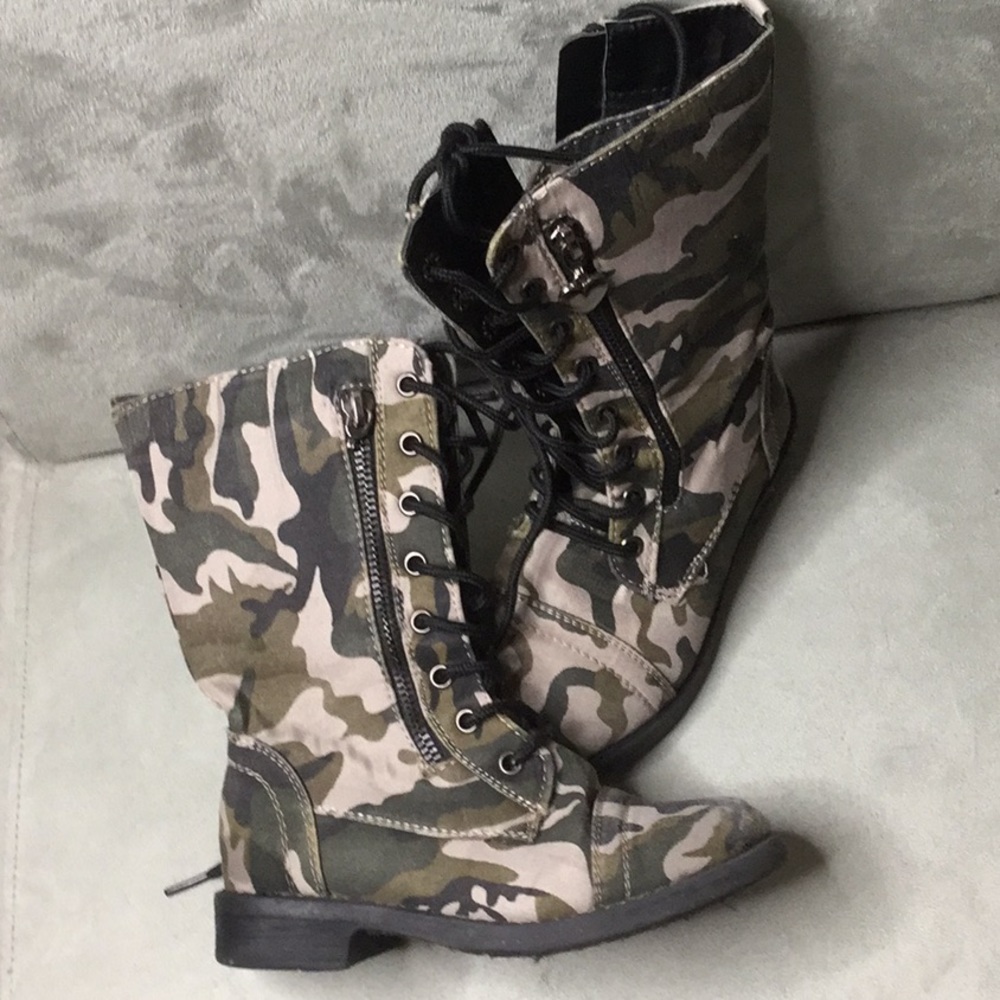 Link Combat boot with tie and inside zip